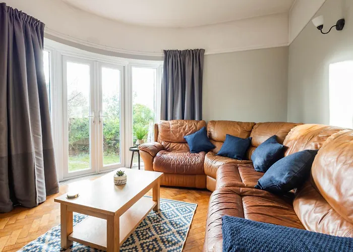 Semesterbostad Spacious, Smart Tv, Wi-fi, Balcony, Garden