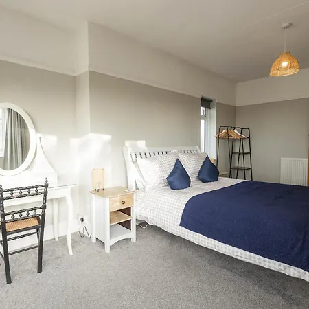 Vakantiehuis Spacious, Smart Tv, Wi-fi, Balcony, Garden *